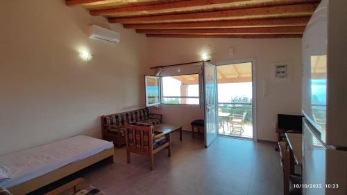 Zimmer mit einem Bett, einem Tisch und einem Stuhl in der Unterkunft FOUR INDEPENDENCE HOUSES BY THE SEA in Glífa