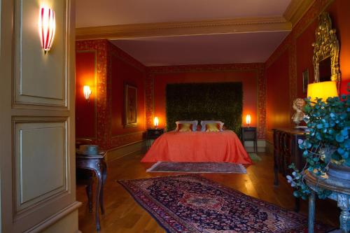 Chateau du Besset tesisinde bir odada yatak veya yataklar