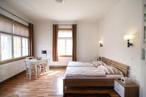 een slaapkamer met een bed en een tafel. bij Hotel Katrca in Ljubljana