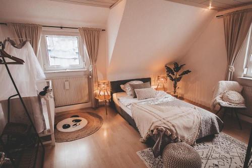 1 dormitorio con cama y ventana en Traumhaftes Apartment Lauf en Lauf an der Pegnitz