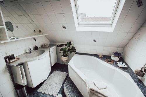 a bathroom with a tub and a sink and a bath tub at Traumhaftes Apartment Lauf in Lauf an der Pegnitz