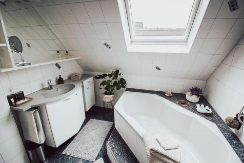 Ένα μπάνιο στο Traumhaftes Apartment Lauf
