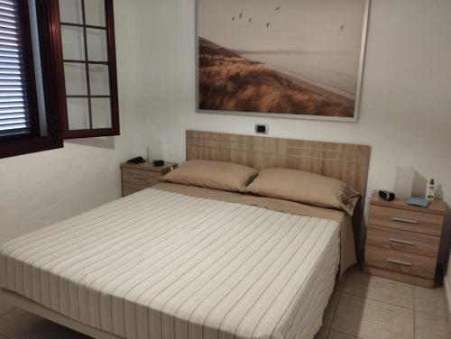 a bedroom with a bed and a picture on the wall at Casa SolyMar Canarias 6 in Caleta De Fuste