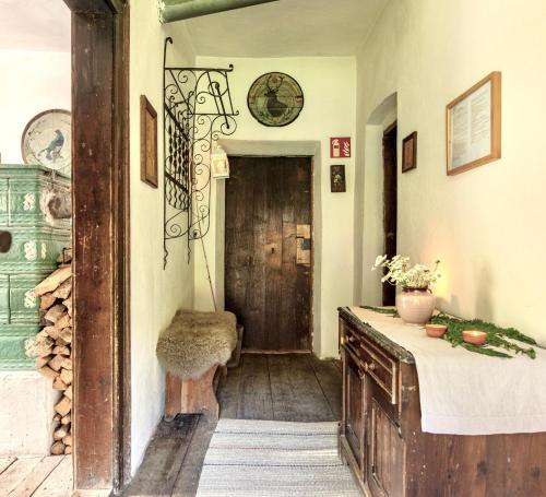 einen Eingang zu einem Zimmer mit einer Tür und einem Tisch in der Unterkunft Unplugged Almhütte Waldbauer in Reichenfels