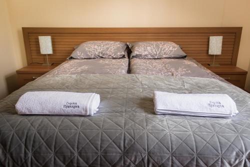 Ένα ή περισσότερα κρεβάτια σε δωμάτιο στο Апартамент Горска приказка - Forest tale