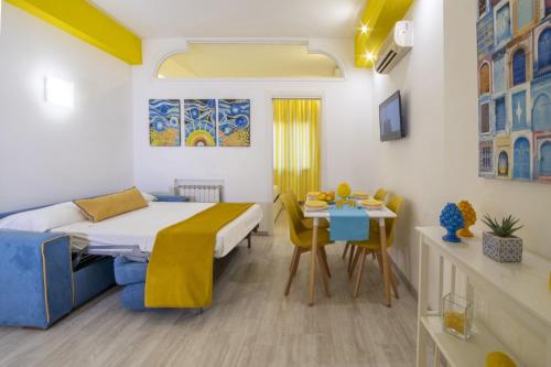 una camera da letto con un letto, un tavolo e una scrivania di Happy Flat free parking a Sorrento