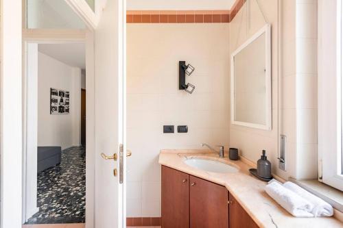 een badkamer met een wastafel en een spiegel bij Maison Teodoro in Verona