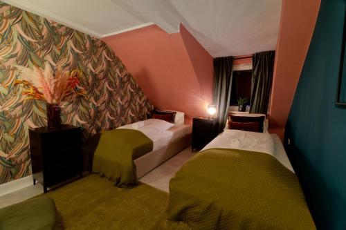ein Hotelzimmer mit 2 Betten in einem Zimmer in der Unterkunft Reeperbahn Unique Boutique Apartments in Hamburg