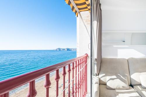 balkon z kanapą i widokiem na ocean w obiekcie Las Damas 14-B Sea View Levante Beach w mieście Benidorm