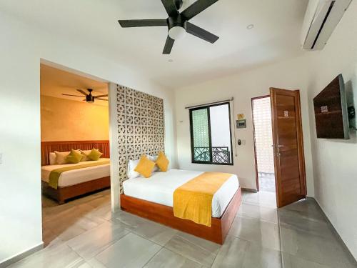 Ένα ή περισσότερα κρεβάτια σε δωμάτιο στο HOTEL KOOKAY VALLADOLID