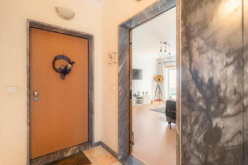 une porte menant à une chambre avec couloir dans l'établissement Nossa casa, à Peniche