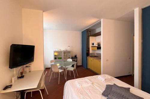 een kamer met een bed, een tafel en een keuken bij Sandro's Home 2 in Bergamo