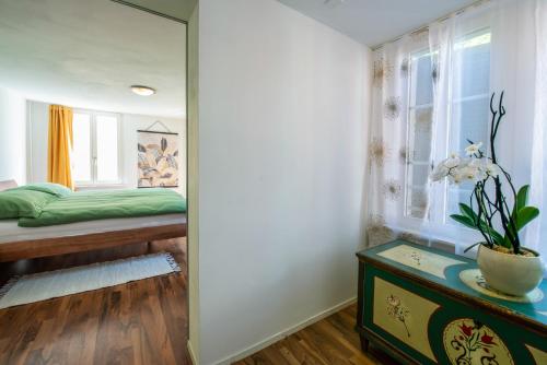 um quarto com uma cama e um espelho em Schützenmatt Ferienwohnung em Altdorf