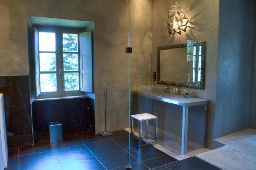 Chateau du Besset tesisinde bir banyo