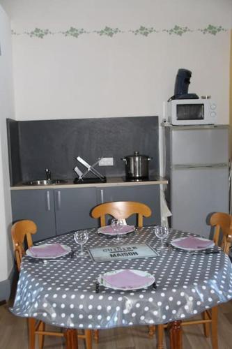 une table avec un chiffon de table bleu et blanc dans l'établissement Idéal voyageurs & travailleurs cherchant du calme, à Manglieu