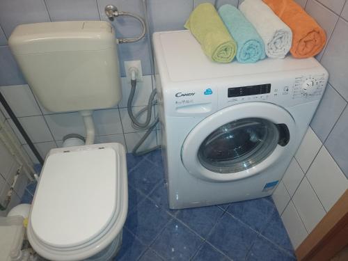 uma casa de banho com uma máquina de lavar roupa e um WC em Apartman Ciblja em Velika Gorica