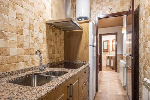 A kitchen or kitchenette at El Castillo de Celia