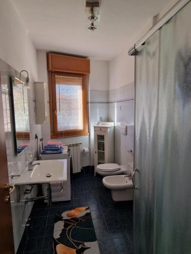 a bathroom with two sinks and two toilets at Appartamento Volta in Rho