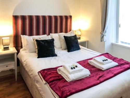 una camera da letto con due asciugamani su un letto di City Cottage a Liberton