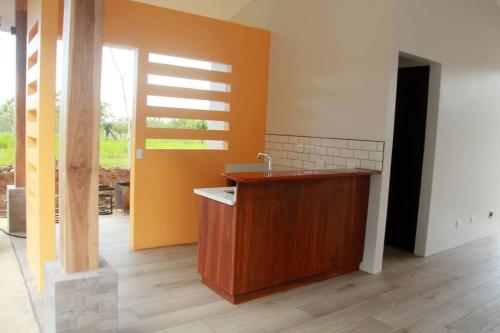 y baño con lavabo y paredes de color naranja. en Cortezas House, en Aguas Zarcas