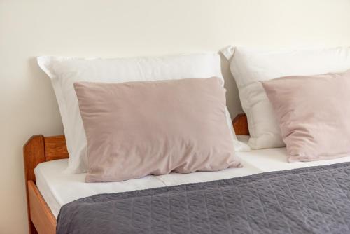 1 cama con almohadas blancas en Holiday Home Sviba en Varaždinske Toplice