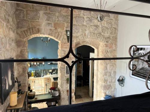 een uitzicht op een keuken door een glazen raam bij נרקיס NARKIS in Jeruzalem