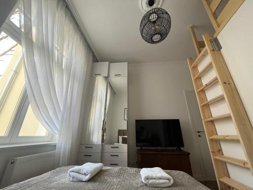TV a/nebo společenská místnost v ubytování Agapella Apartamenty- Apartament Fiszera 350m from the beach, free parking