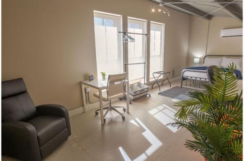 Ruang duduk di Gorgeous Guesthouse Near Amazing Downtown