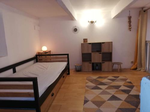 een slaapkamer met een bed en een tapijt bij Le Cocon in Sète