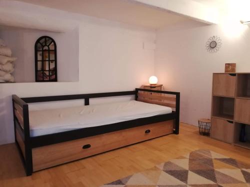 een slaapkamer met een groot bed in een kamer bij Le Cocon in Sète