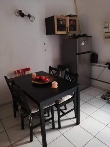 een keuken met een tafel en een fruitschaal bij Le Cocon in Sète