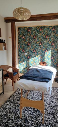 une chambre avec un lit et un mur dans l'établissement Chambre d hôte Beaumont pied de bœuf, à Beaumont-Pied-de-Boeuf