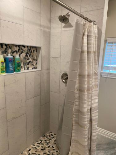 een douche met een wit douchegordijn in de badkamer bij Beautiful Home Fully Equipped, Sleeps 8! in Springdale