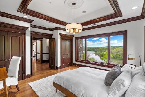 - une chambre avec un grand lit et une grande fenêtre dans l'établissement Castle ála Potomac River Inauguration Imperiale, à McLean
