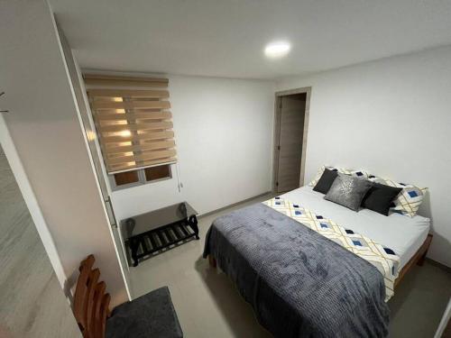 1 dormitorio con cama y ventana en Departamento por estrenar a 150 metros de la playa, en Tonsupa