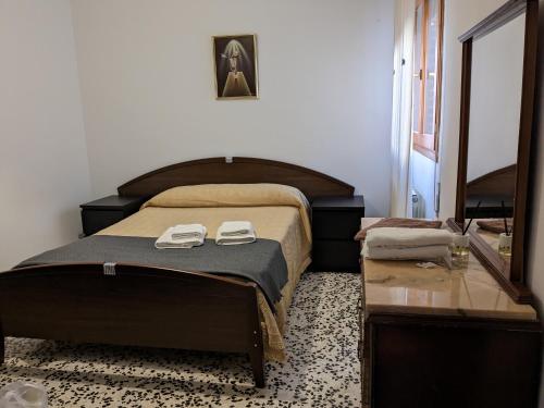 1 dormitorio con 1 cama con 2 zapatillas en La Cruz Negra de Veruela, en Vera de Moncayo