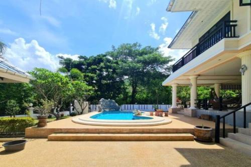 - une piscine au milieu d'une maison dans l'établissement Peace&Calm@38/28Grand Hill, à Hua Hin