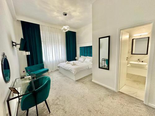 Schlafzimmer mit einem Bett, einem Waschbecken und einem Spiegel in der Unterkunft Bed & Breakfast Donji Grad in Zagreb