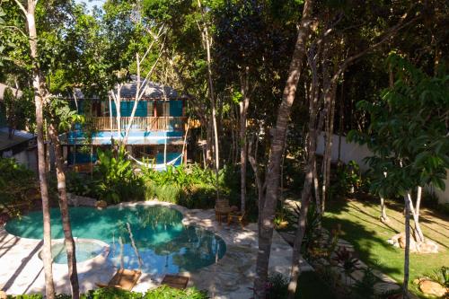 uma piscina no meio de um quintal com árvores em Vila Marina em Arraial d'Ajuda