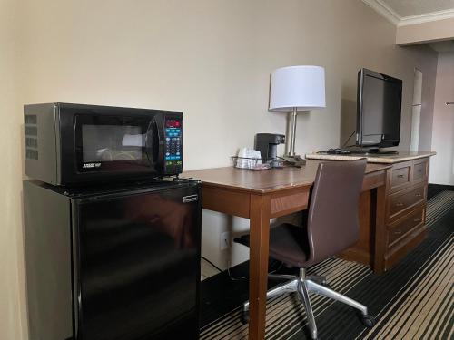Кухня или мини-кухня в Deluxe Inn & Suites
