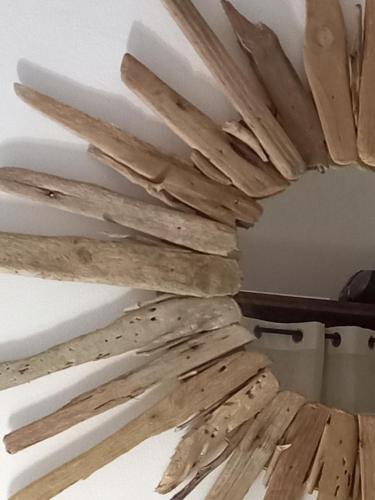 a bunch of drift wood hanging from a ceiling at Appartamento Alma de Cri 10b, Sal Rei Estoril in Sal Rei