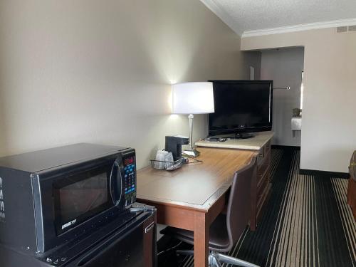 Телевизор и/или развлекательный центр в Deluxe Inn & Suites