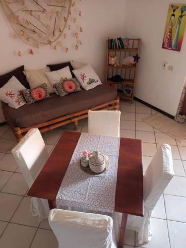 a living room with a table and a couch at Appartamento Alma de Cri 10b, Sal Rei Estoril in Sal Rei