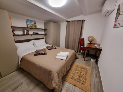 a bedroom with a bed with two towels on it at Dimora Pepatio in Camporosso