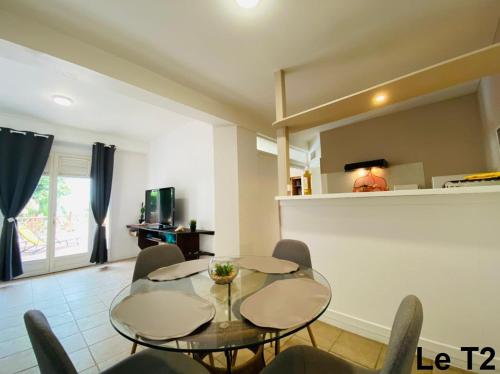 a dining room with a table and chairs at Kasa Créole in Les Trois-Îlets