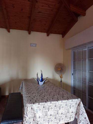 a bedroom with a bed with a blue vase on it at Hospedaje Los Laureles in Wanda