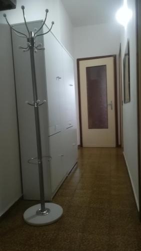a room with a pole in the middle of a room at Carpe Diem in Lierna