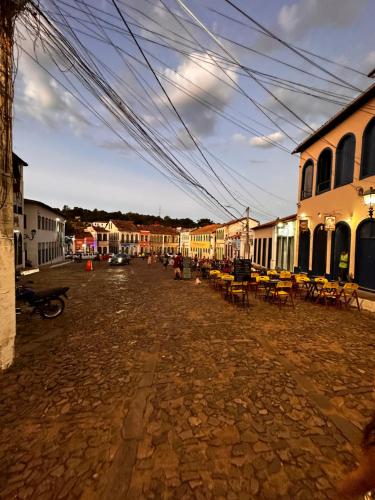 una strada vuota con tavoli e sedie in una città di Casas do Serrano a Lençóis