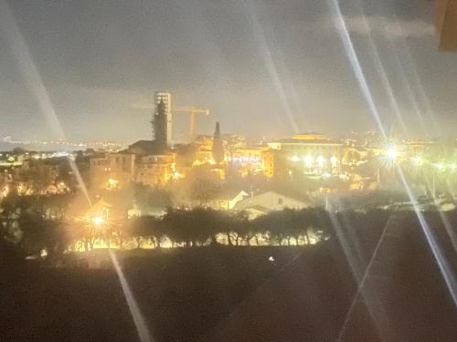 vista di una città di notte con luci di Villa met apartment a Corropoli