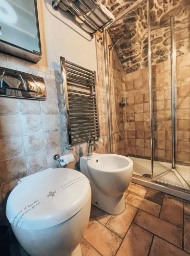 a bathroom with a toilet and a shower at Talking Stones in Dolceacqua